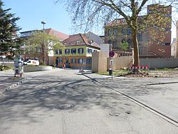 Hier sieht man die Ansicht der Kreuzstraße, bevor die Bauarbeiten begonnen haben.