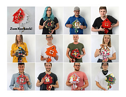 Porträts der einzelnen Schüler, die ihre Kuckucksuhr in die Kamera halten. 