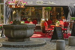 Rosenbrunnen, im Hintergrund Außengastronomie