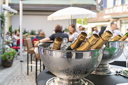 Stadt Lahr Innenstadt Sommer-Veranstaltung Kulinarik und Musik am Rosenbrunnen