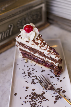 Das Bild zeigt eine Großaufnahme eines Stücks Schwarzwälder Kirschtorte