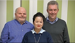 von links stehen Edwin Fischer vom Bürgerzentrum Treffpunkt Stadtmühle mit Thi Dai Trang Nguyen und Wolfgang Meier vom Interkulturellen Beirat der Stadt Lahr, die die Veranstaltung „Kulturelle Begegnung“ einmal im Monat in der Stadtmühle organisieren und moderieren. 