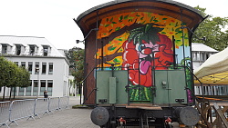 Kulturwaggon auf dem Rathausplatz