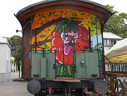 Bunt bemalter Eisenbahnwaggon auf dem Lahrer Rathausplatz