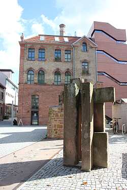 Kubische Anordnung vorhandener Steine vor dem Stadtmuseum