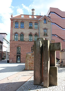 Abstrakte Skulptur aus rotem Sandstein vor dem Lahrer Stadtmuseum in der Tonofenfabrik