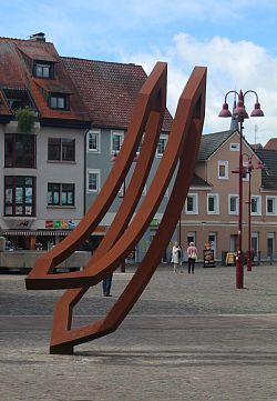 Stadt Lahr: Skulptur von Werner Pokorny auf dem Marktplatz