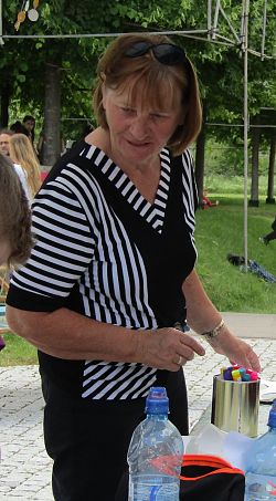 Zu sehen ist die Lahrer Künstlerin Lilli Veil beim basteln.