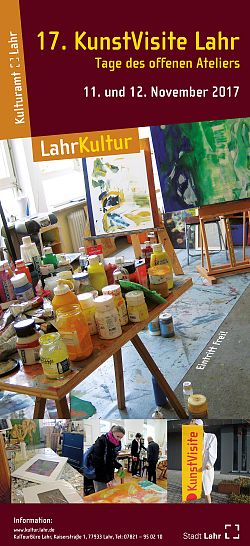 Titelseite KunstVisite-Flyer von 2017. In der Mitte des hochfomatigen Flyers befindet sich eine Staffelei sowie ein Tisch mit vielen Farben.