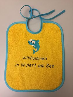 gelbes Lätzchen mit hellblauer Umrandung 
Beschriftung 