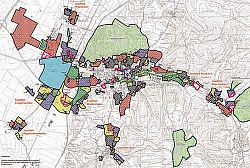 Das Bild zeigt eine Übersicht über die einzelnen Bebauungspläne in Lahr. Auf einer Karte sind die jeweiligen Bereiche für die Bebauungspläne gelten jeweils schwarz umrahmt und unterschiedlich farbig gemustert.