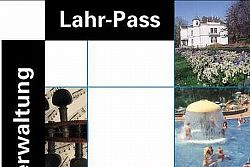 Das Bild zeigt die Außenseite des Lahr-Passes. Links steht vertikal in weiß auf einem schwarzen Balken Stadtverwaltung, oben links horizontal in weiß auf einem kurzen schwarzen Balken Lahr. Die restliche weiße Fläche ist durch dünne hellblaue Linien in Quadrate untereilt. In einigen Quadraten sind Farbfotos vom Stadtpark, vom Terrassenbad, von einem Streichorchester mit Dirigent und vom oberen Ende eines Geigenhalses auf Notenbblättern zu sehen. Unten rechts steht in schwarz Stadt fettgedruckt Lahr und daneben ein durchbrochener Rahmen dessen Winkel im Uhrzeigersinn von links oben die Farben Gelb, Blau, Rot und Schwarz haben, das Logo der Stadt Lahr.