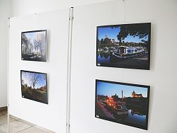 Das Bild zeigt eine Stellwand mit vier großformatigen Fotos von Dole im Rahmen der Fotoausstellung Lahr - Dole 2012.