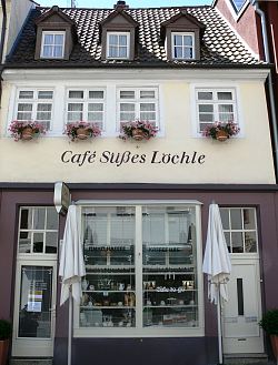 Das Bild zeigt das denkmalgeschützte Café "Süßes Löchle" von außen.