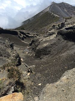 Das Bild zeigt den Vulkan Irazu bei Alajuela. Zu erkennen sind lavabedeckte Hänge.