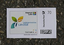 Das Bild zeigt die Post-Briefmarke zur Landesgartenschau in Lahr. Auf der Marke sind die Logos der Landesgartenschau, der Stadt Lahr und der Lahrer Werbegemeinschaft abgebildet.