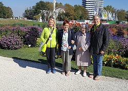 Auf dem Gelände der Landesgartenschau stehen bei strahlendem Sonnenschein Ulrike Karl, Geschäftsführerin der LGS, Annemarie und Anna Turzin und Oberbürgermeister Dr. Müller.