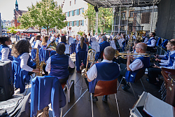 Orchester auf der Bühne mit Blick auf den Urteilsplatz