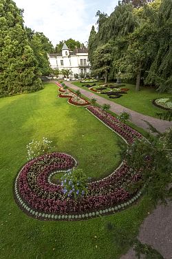 Das Bild zeigt den Blick auf die Villa Jamm, im Vordergrund wunderschöne Blumenbeete
