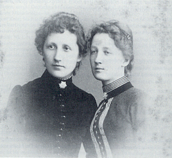 Portrait in schwazr-weiß der Geschwister Brauer 