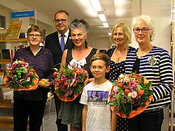 Auf dem Bild sind die Gewinner der Lahrer Murre zu sehen, von links: Simone Schneider, Erster Bürgermeister Guido Schöneboom, Anita Vogel, Moritz Müller, die Leiterin der Lahrer Mediathek, Birgit König, und Beate Reiner. Es fehlt Wendelinus Wurth.