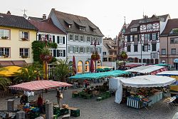 Verkaufsstände auf dem Wochenmarkt in der Lahrer Innenstadt