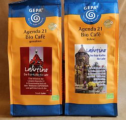 Zwei Packungen Lahrtino Kaffee, gemahlen und ganze Bohnen. Auf der Vorderseite ist einmal das Alte Rathaus von Lahr abgedruckt und auf der anderen Packung der Storchenturm.
