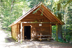 Die Lauenberghütte von einer Außenansicht. Sie besteht vollständig aus Holz und hat Fenster.