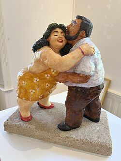 Betonskulptur einer Frau und eines Mannes, die sich umarmen