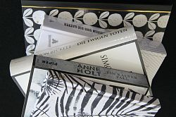 Schwarz-weiße Buchrücken jeweils entgegengesetzt gestellt wurden vor schwarzem Hintergrund von oben fotografiert. 