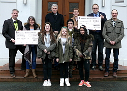 Gruppenbild auf der Rathaustreppe mit zwei Schecks.
In der ersten Reihe stehen drei Mädchen, in der hinteren Reihe von links nach rechts Bürgermeister Tilman Petters, Christine Breuer, Hermann Hauer, Renate Hofsäß, Max Hauer, Erster Bürgermeister Guido Schöneboom, Martin Lehre
Mädchen: Alvin, Jessica und Kristina
