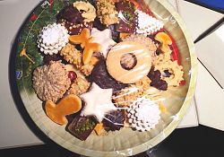 Zur Spendenaktion der Stadt Lahr gibt es leckeres Weihnachtsgebäck. Das Bild zeigt einen Weihnachtsteller aus Pappe mit verschiedenem Weihnachtsgebäck. Er ist mit einer durchsichtigen Folie überzogen.
Auf dem Teller finden sich Buttergebäck, Zimtsterne, Schokoladenzuckerbrötchen und vieles mehr. 