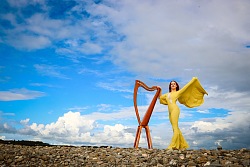 Lisa Canny mit Harfe