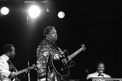 Die Blues-Legende B.B. King mit Gitarre bei einem Konzert