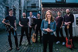 Die Celtic Rock-Band Mànran posiert mit ihren Instrumenten.