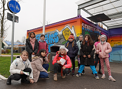 Gruppenbild der Schülerinnen und Schüler, die sich an der Beklebeaktion beteiligt haben. 