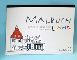 Das Bild zeigt das Malbuch Lahr: Kinder entdecken farbenfroh die Stadt. Auf dem Titelblatt sind die Häuserzeile mit dem Alten Rathaus und davor ein Dampfzug zu sehen.