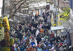 Blick auf die Menschenmassen in der Marktstraße am Mantelsonntag