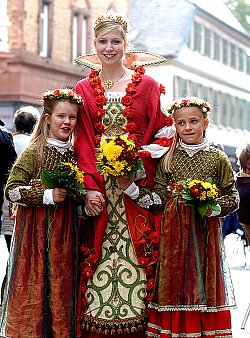 Chrysanthemenkönigin 2009, Marion I. mit zwei Blumenkindern 