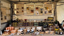 Marktstand mit Honig, Bonbons, Met, Cremes und weiteren Produkten auf Basis von Honig