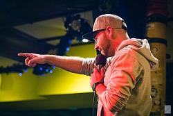 Poetry Slam Moderator Marvin Suckut in Action