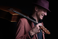 Matthias Waßer an seiner Gitarre