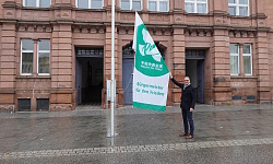 Oberbürgermeister Markus Ibert und die Flagge vor der ehemaligen Luisenschule