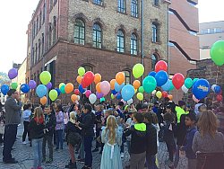 Auf dem Bild sieht man sehr viele Kinder vor dem Stadtmuseum Tonofenfabrik in Lahr. Alle halten einen bunten Luftballon in der Hand.