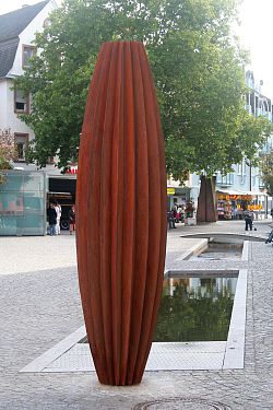 Figur aus Corten-Stahl, rostfarben.
