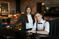 Melissa und Adrian stehen an einem Flügel