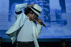 Ein Künstler der Michael Jackson nachahmt.