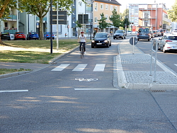 Ein Radfahrer auf der Straße