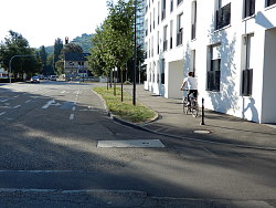 Zu sehen ist ein Radfahrer, der auf einem gehweg radelt, obwohl auf der angrenzenden Fahrbahn ein Radschutzsteifen aufgebracht wurde.