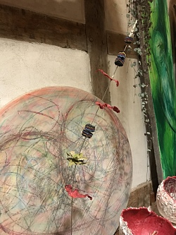 Das Foto zeigt einen langen und gebogenen Stab mit verschiedenen Verzierungen